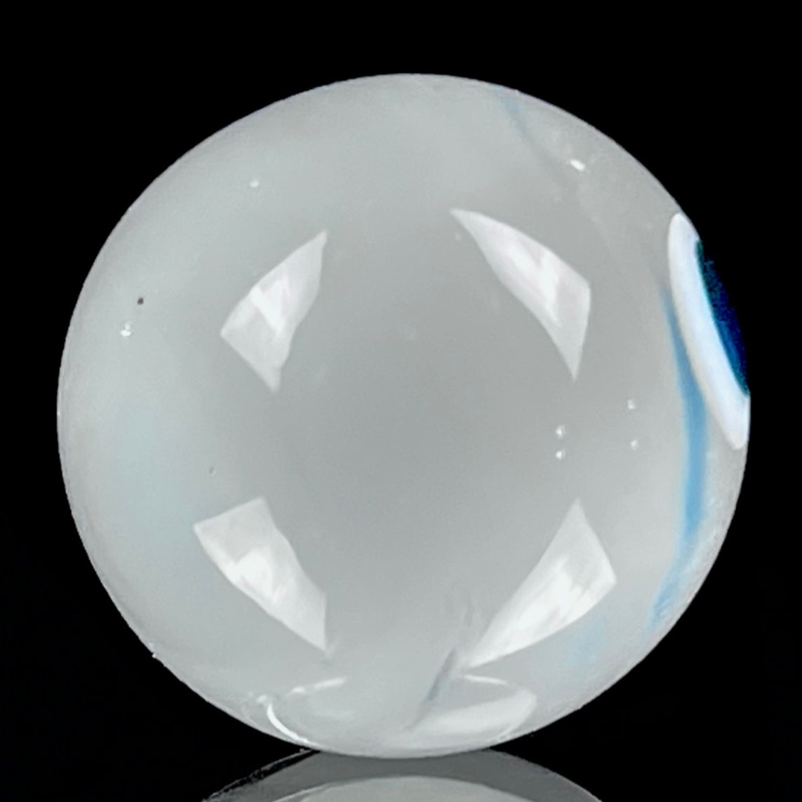 A multicolored glass marble with a design resembling a flower with blue petals on a white background, with a diameter approximately of 22mm.